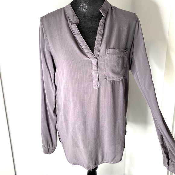 Bella Dahl Grey V-Neck Pocket Popover Blouse - Picture 3 of 11